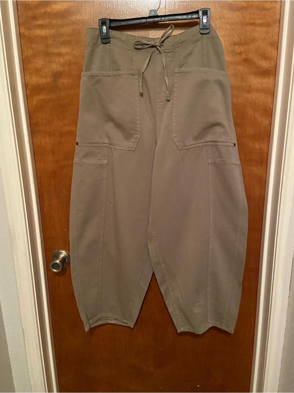 NWOT Olive Barrel Leg  Cropped  Pants
